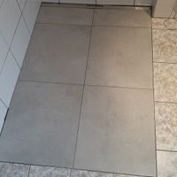 Badezimmer Fliesen grau